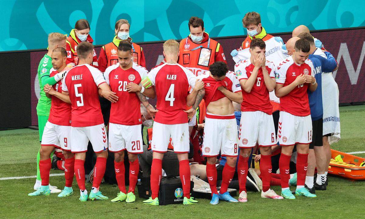 12. Juni. Am 12. Juni bangte ganz Fußball-Europa um das Überleben von Christian Eriksen. Der dänische Nationalspieler kollabierte im Gruppenspiel gegen Finnland, Helfer führten lebensrettende Maßnahmen aus. Die in der 43. Minute unterbrochene Partie wurde später fortgesetzt. Eriksen erholte sich in den darauffolgenden Wochen.