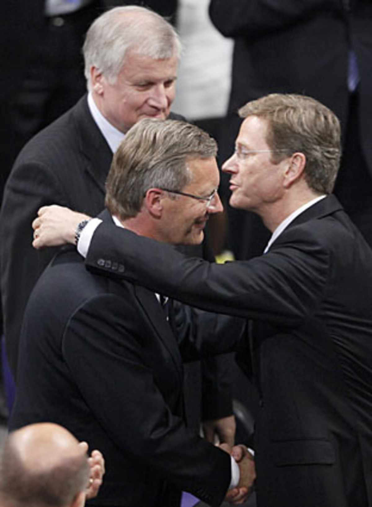 "Wulff ist ein Brückenbauer, der Menschen zusammenführt und zukunftsorientiert denkt." FDP-Chef Guido Westerwelle (im Bild rechts) sagte, er freue sich, dass der Kandidat von Union und FDP eine "so eindeutige Mehrheit" erhalten habe.