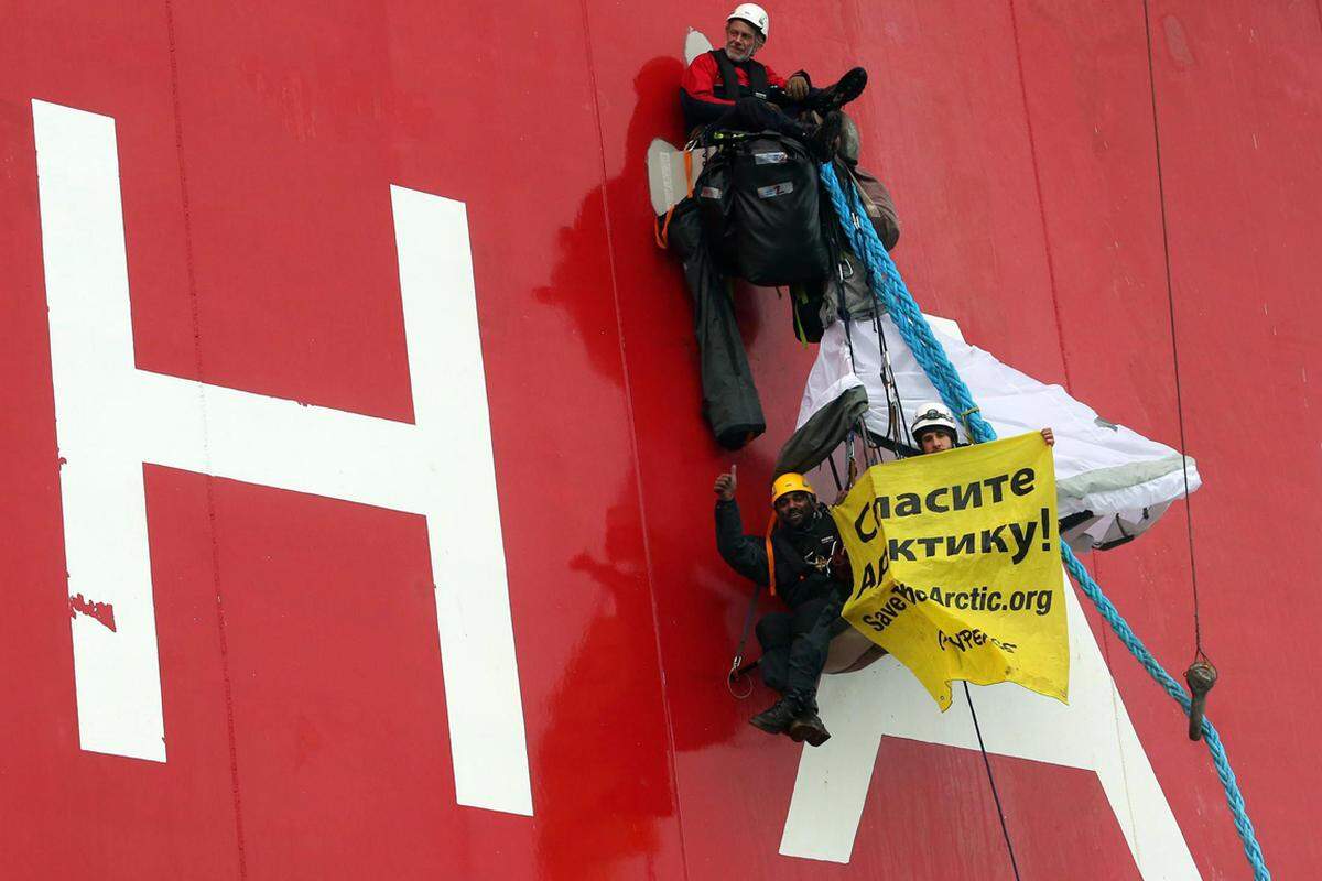 Mit Schnellbooten sind sechs Aktivisten am Freitag zur Bohrinsel in der Petschorasee, einem Randmeer der Barentssee zwischen Norwegen und Russland, gelangt und haben die Plattform erklommen, teilte die Umweltschutzorganisation mit. Auch der Geschäftsführer von Greenpeace-International, Kumi Naidoo, war mit von der Partie in der Arktis.