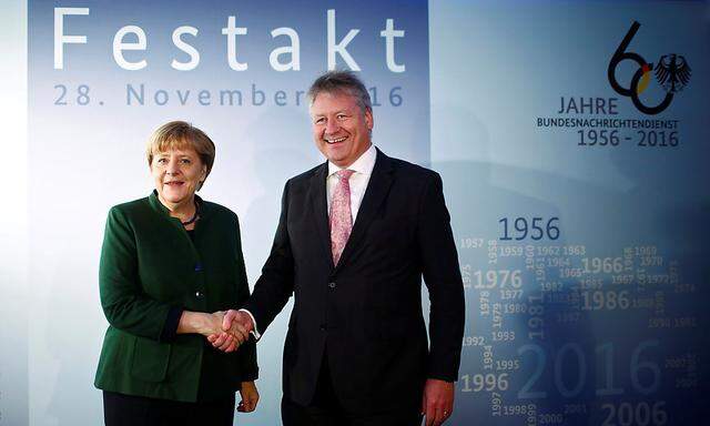 Armin Kahl (im Bild mit Angela Merkel) warnt vor Cyberangriffen.