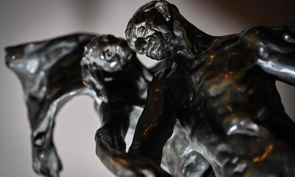 Dieses Foto zeigt eine Version der berühmten Bronzeskulptur „L‘Age mur“ („Das reife Alter“) der französischen Bildhauerin Camille Claudel, die im Dezember 2024 zufällig in einer unbewohnten Wohnung in Paris gefunden wurde.