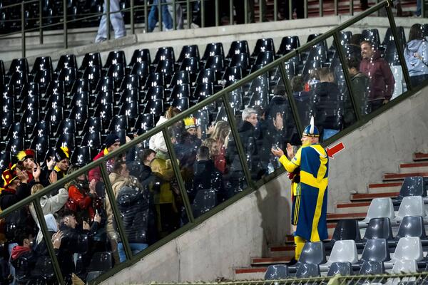 Ein schwedischer Fan applaudiert den Anhängern Belgiens.