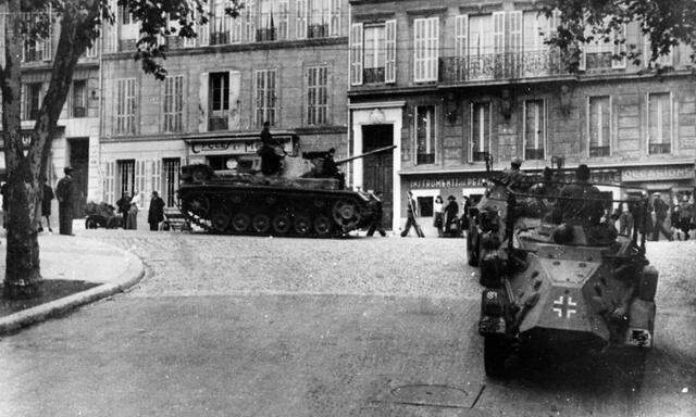 Ein gefährliches Tor zur Flucht: Panzer und bewaffnete Fahrzeuge der deutschen Besatzer in den Straßen der südfranzösischen Stadt Marseille.