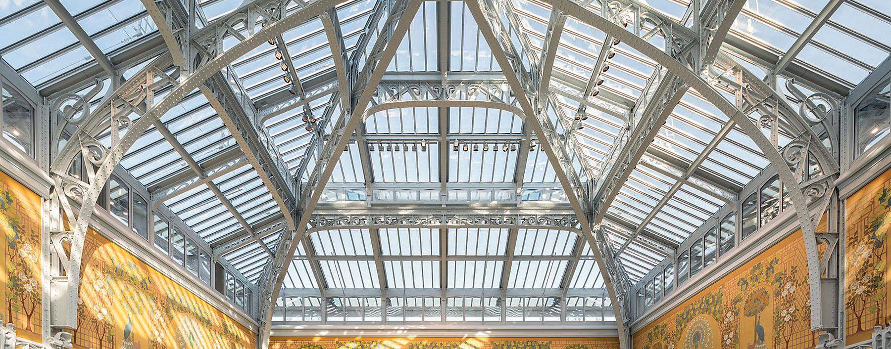 Das historische Glasdach strahlt wieder über dem noblen Pariser Kaufhaus.