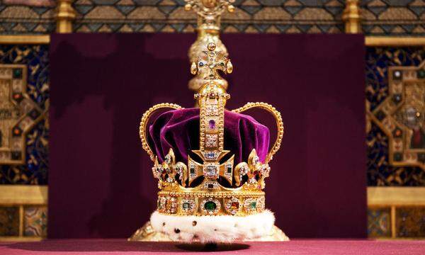 Traditionell wird der König während des Krönungsgottesdienstes in der Westminster Abbey mit der St. Edward's Crown gekrönt.
