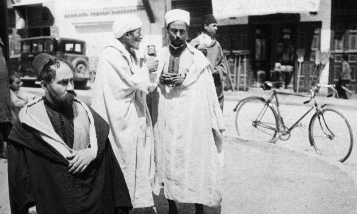 Jüdischer Passant (links). Straßenszene in Fez, Marokko, 1930.    