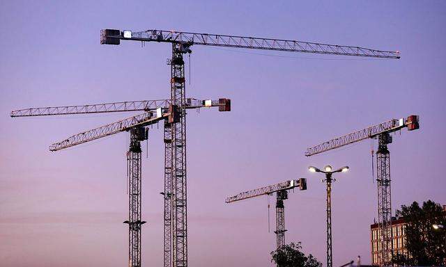 Baukraene auf einer Baustelle in Koeln. Koeln, 23.07.2019 *** Construction cranes on a construction site in Cologne Cologn
