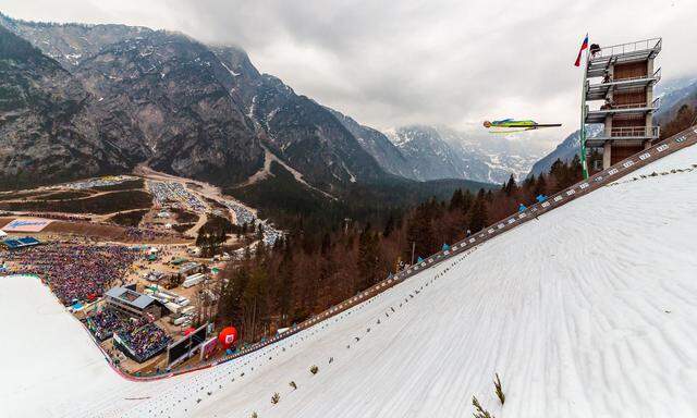 Der Anflug auf Planica, ein schlichtweg traumhaftes Panorama: Stefan Kraft flog zum Triumph im Gesamtweltcup.