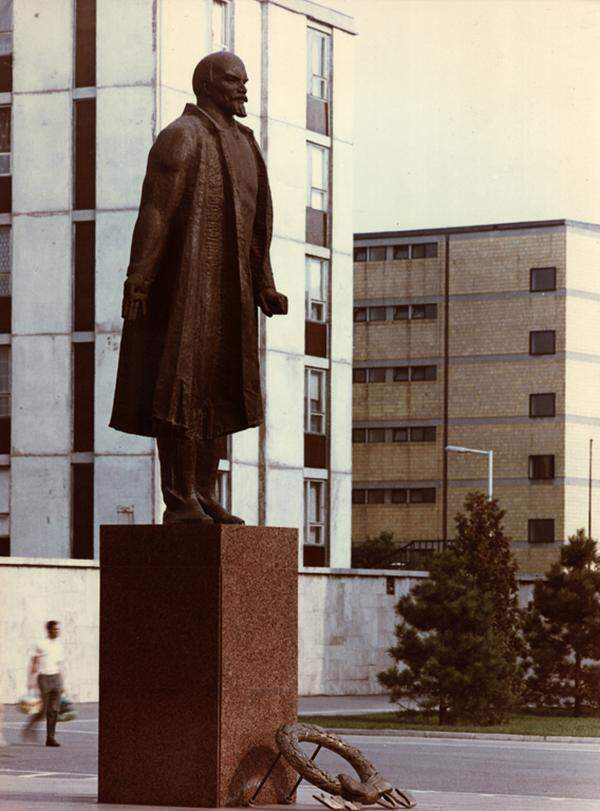 In der Mitte der Stalinstraße sollte eine zehn Meter große Stalin-Statue errichtet werden. Stalin starb allerdings im Jahr 1953, daher wurde in Sztálinváros eine Lenin-Statue aufgestellt.