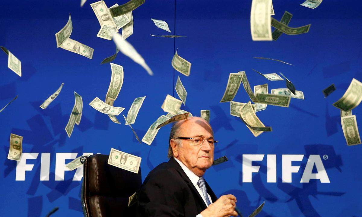 20. Juli 2015. Fifa-Präsident Sepp Blatter im Geldregen - dieses Bild ging um die Welt. Es war eine Protestaktion des britischen Comedians Lee Nelson, der die Banknoten bei einer Pressekonferenz in Richtung Blatter warf. Der Fußball-Funktionär war immer wieder mit Korrputionsvorwürfen konfrontiert und wurde von der Fifa-Ethikkommission schließlich auch mit einer Geldstrafe belegt.