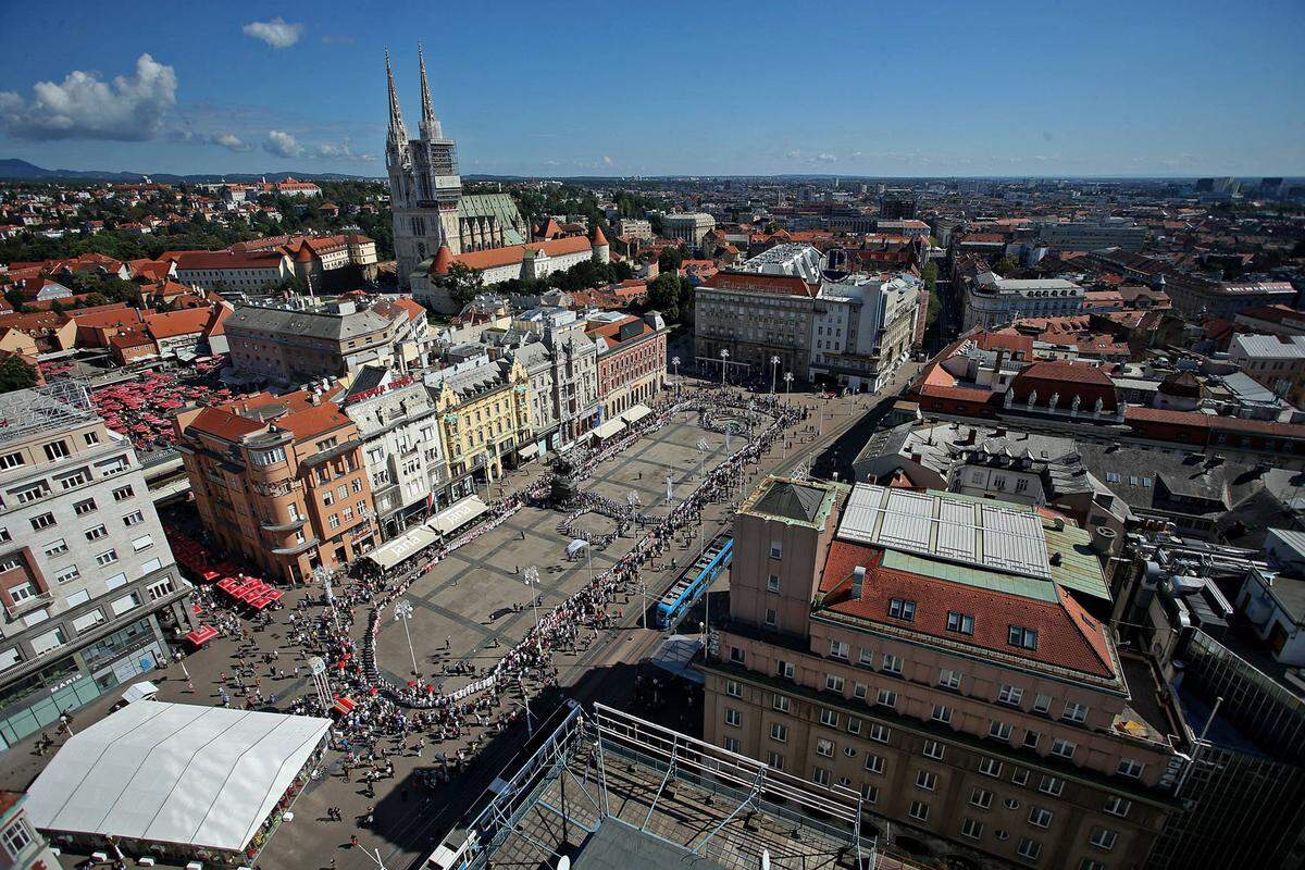 Im Rahmen der Urban-Audit-Erhebung der EU fand man heraus, dass fast 90 Prozent der befragten Bewohner Zagrebs die Anwesenheit von Ausländern als einen Vorteil für die Stadt sehen. Im Durchschnitt kostet ein Wochenende für zwei Personen in der Stadt 588 Euro.