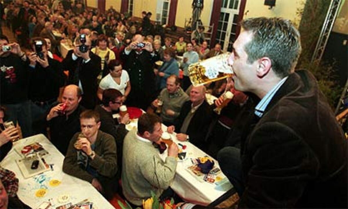 FP-Chef Heinz-Christian Strache betritt dagegen den gewohnten blauen Boden in der Jahnturnhalle von Ried im Innkreis. Seit mittlerweile 25 Jahren versuchen die Freiheitlichen mit derben Scherzen, dort ihr Publikum zu finden.
