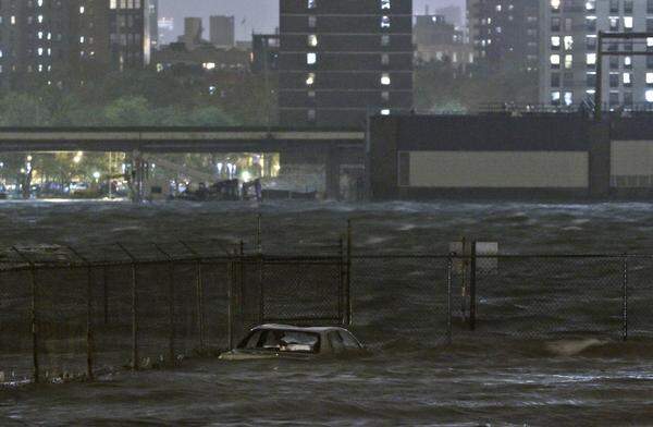 Brooklyn, New York. Der East River tritt über die Ufer.