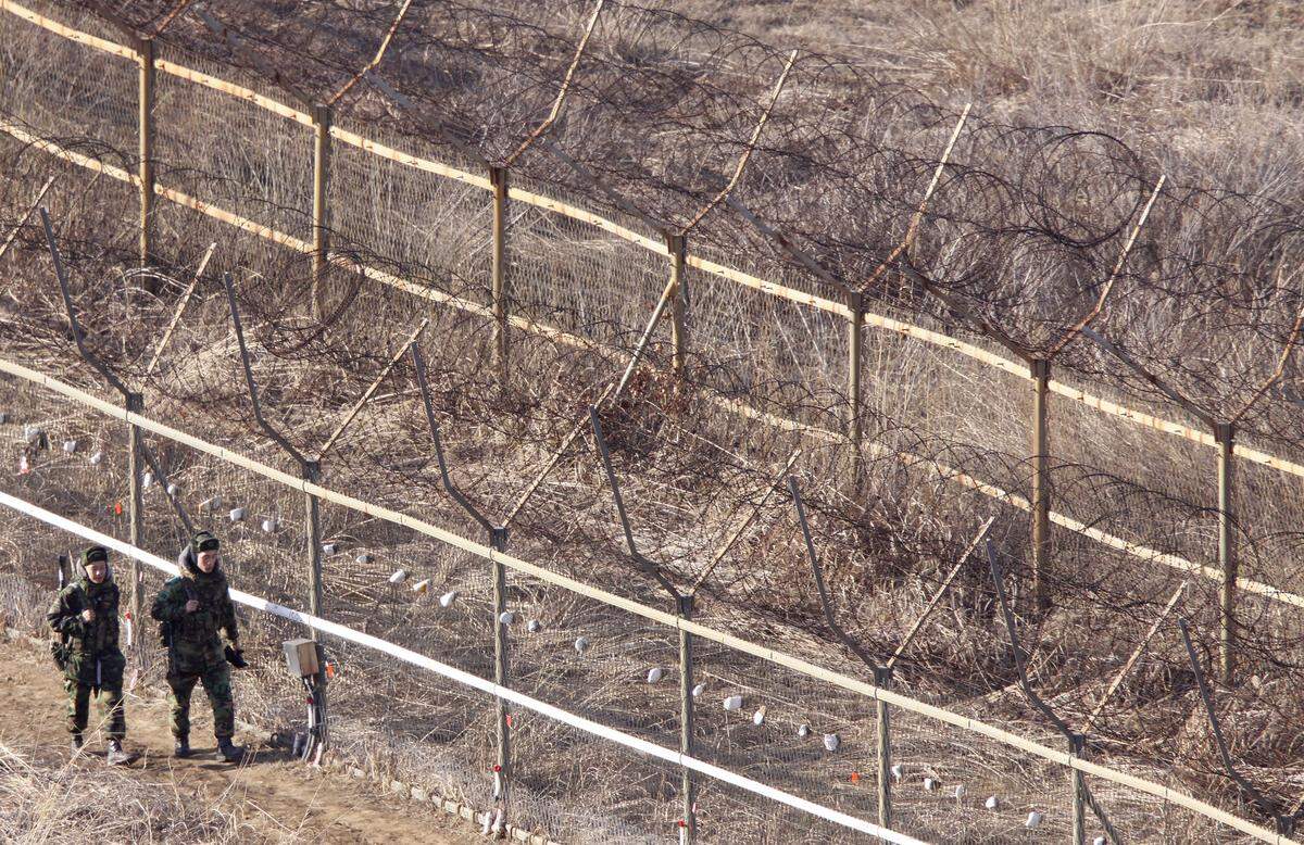 Zwischen Nordkorea und Südkorea verläuft die letzte Frontlinie des Kalten Krieges. Rund zwei Millionen Soldaten stehen sich auf den beiden Seiten der vier Kilometer breiten entmilitarisierten Zone mit Zäunen und Sperranlagen gegenüber.