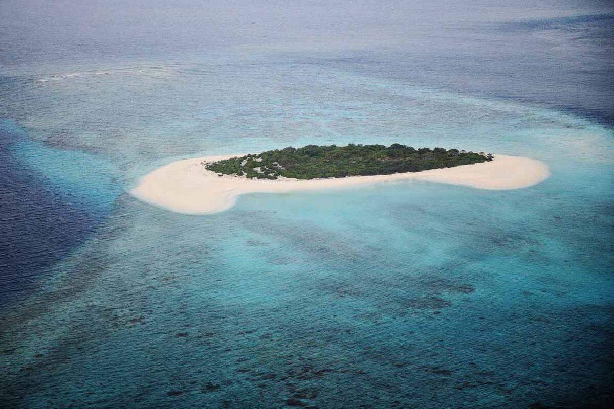 Vom Untergehen bedroht sind auch die Malediven, da der Klimawandel für einen Anstieg des Meeresspiegels sorgt und die Malediven teilweise unter einem Meter über dem Meeresspiegel liegen. Die Korallenriffe bleichen durch den Temperaturanstieg des Meeres immer mehr aus und oftmals wird Müll noch im Meer entsorgt.