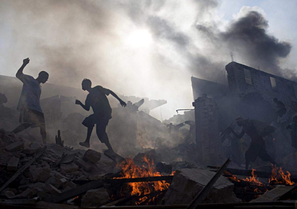 Die Lage in Port-au-Prince spitzte sich weiter zu. Nach Angaben von Hilfsorganisationen warten immer noch hunderttausende Erdbebenopfer auf die Versorgung mit dem Nötigsten, zunehmend kommt es zu Gewalt und Plünderungen. Das Welternährungsprogramm (WFP) der UNO schätzte, dass in den kommenden 30 Tagen über 100 Millionen Essensrationen für die Bedürftigsten benötigt werden.