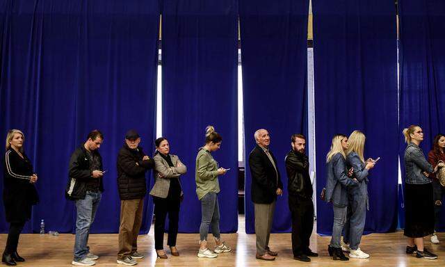 Im Kosovo hat die vorgezogene Parlamentswahl begonnen.