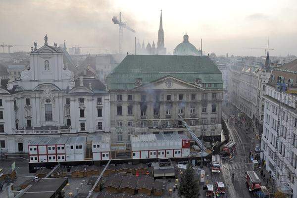 Ein Großbrand hat am Freitag, den 18. November, die ehemalige Zentrale der Bank Austria am Hof in der Wiener Innenstadt schwer in Mitleidenschaft gezogen.