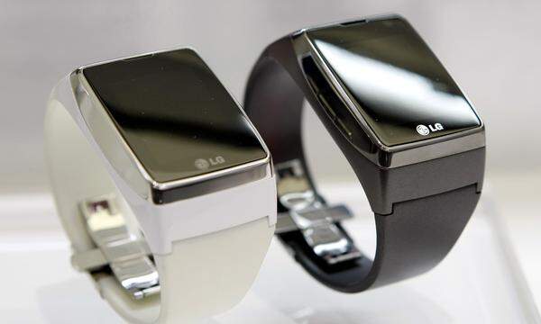 Die Funktionalität war noch gering und die Akkuleistung jenseits. Aber schon damals wussten die beiden Unternehmen, dass Wearables durchaus Zukunftspotenzial haben. Auch in diesem Jahr hat LG zwei neue Uhren im Gepäck. Beide sind mit der aktuellen Android-Wear-Software ausgestattet. Unklar ist aber, ob die Geräte auch in Europa auf den Markt kommen werden.