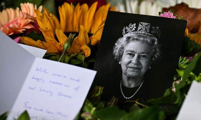 In London reißen die Trauerbekundungen nach dem Tod der Königin nicht ab. Bis Montagfrüh konnte die Öffentlichkeit in Westminster Hall Abschied nehmen.