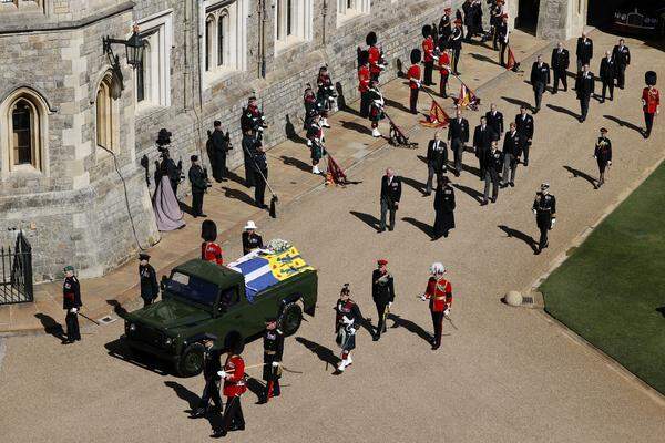 Die sterblichen Überreste des Ehemanns von Queen Elizabeth wurden in einem Landrover, den der Verstorbene zu Lebzeiten selbst mitgestaltete, zur St. Georgs Kapelle gebracht.