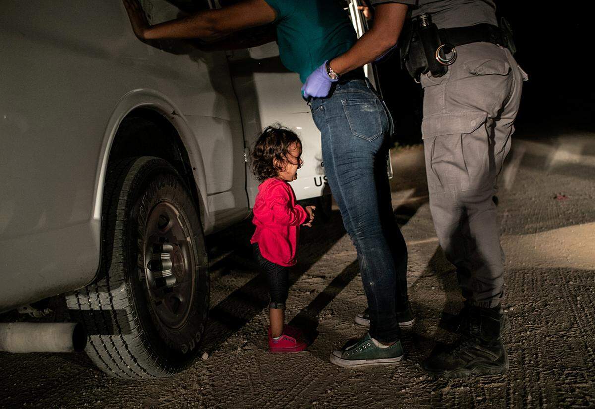 Das World Press Photo des Jahres ist dieses Bild des US-Fotografen John Moore. Es zeigt die kleine Yana aus Honduras, die weint, während ihre Mutter Sandra Sanchez von Grenzwächtern an der US-Grenze durchsucht wird. Das Foto wurde Anfang April prämiert. Nun sind die Sieger des Wettbewerbs  in Wien zu sehen: Bis 20. Oktober zeigt die Galerie Westlicht in der Westbahnstraße sie.