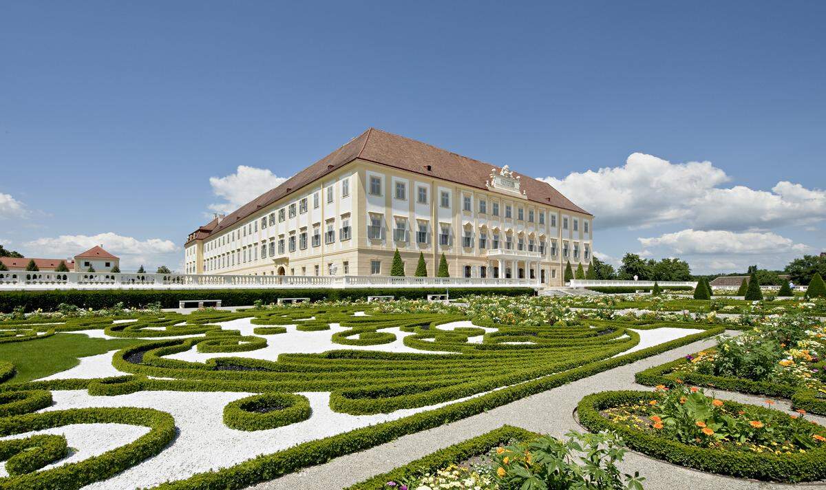 Erstmals erschiließt sich der Garten vom Schloss aus in seiner gesamten Größendimension und ermöglicht gleichzeitig den Blick auf die Landschaft rundum.