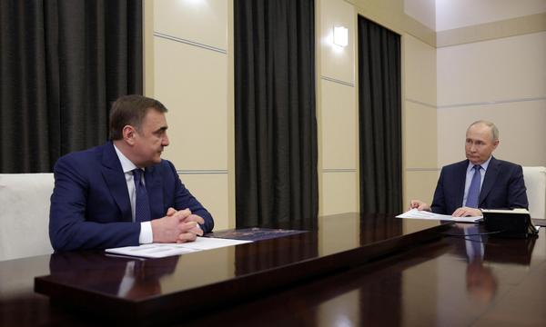 Der Ex-Leibwächter und sein Chef: Alexej Djumin und Wladimir Putin bei einem Treffen in Putins Residenz Nowo-Ogarjowo.