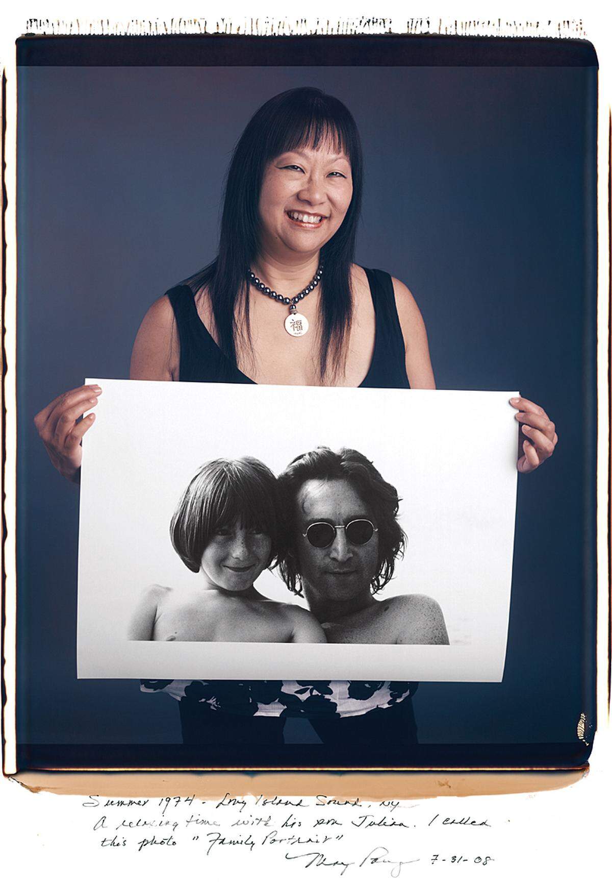 May Pang: John Lennon. Das Bild von John Lennon und seinem Sohn Julian enstand 1974 auf der Long Island Sound in der Nähe von New York. Die Fotografin nannte es "Familienporträt".