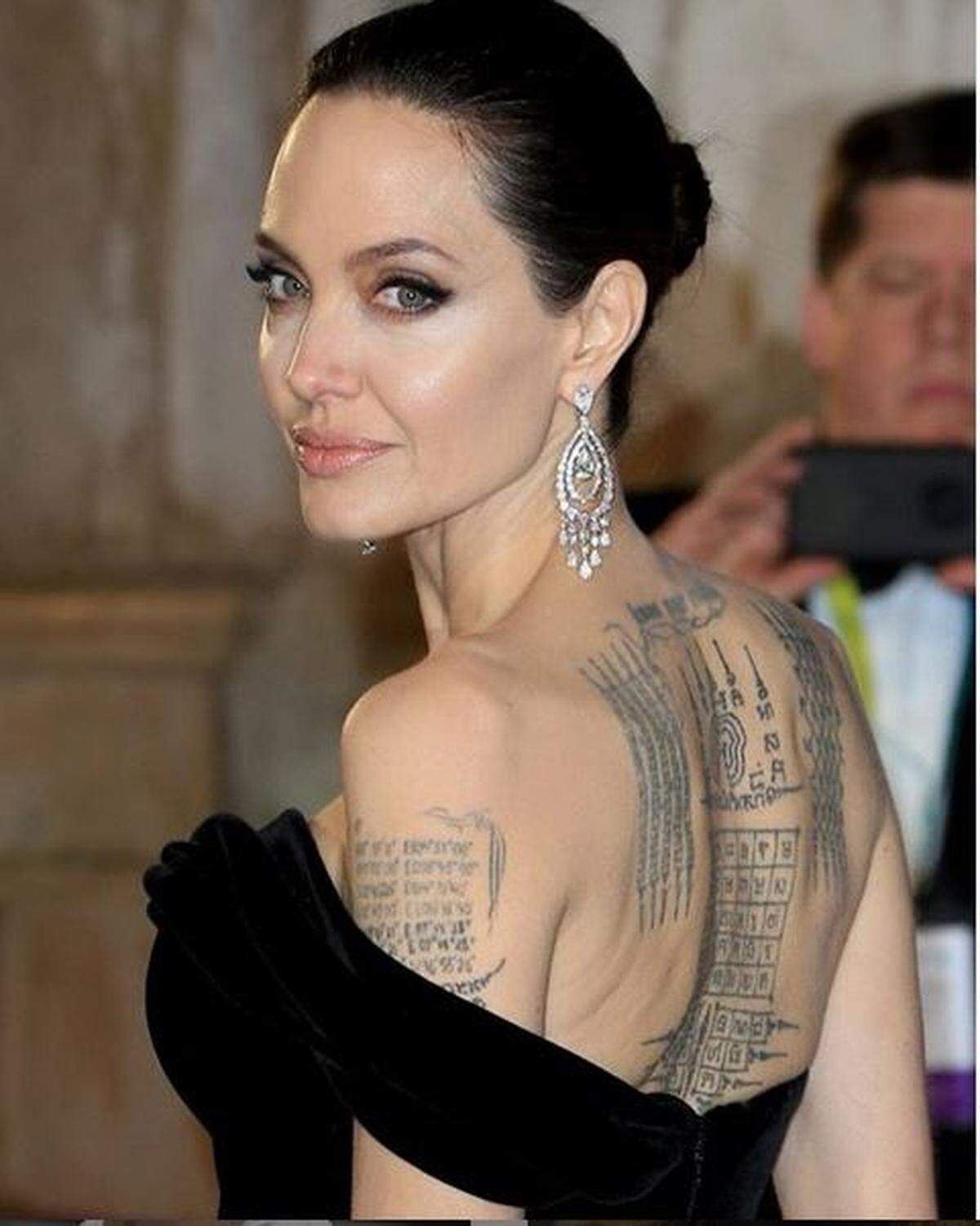 Auch unter Musikern und Schauspielern wurden Tattoos in den vergangenen Jahren immer beliebter. Filmstar Angelina Jolie etwa hat einen besonderen Faible für Tattoos in gotischen Lettern. Ihr Rücken wird unter anderem von einer buddhistischen Beschwörung in Khmer-Schrift geziert. Die Geburtskoordinaten von ihrem Ex-Mann Brad Pitt ließ sich nach der Trennung allerdings wieder weglasern.