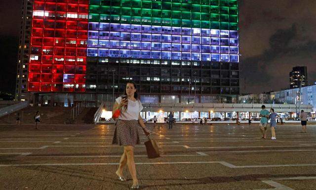 Deutliches Zeichen der Annäherung: Das Rathaus in Tel Aviv leuchtet in den Farben der Flagge der Vereinigten Arabischen Emirate.