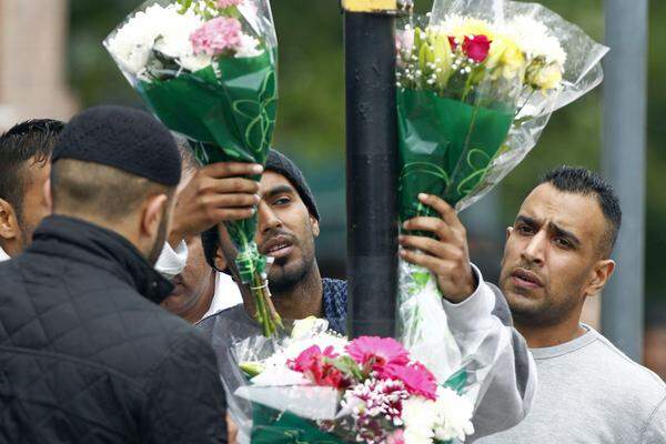 In Birmingham gedachten Hunderte bei einer Mahnwache der drei jungen Männer aus muslimischen Einwandererfamilien, die von einem Auto überfahren und getötet worden waren. Insgesamt kamen fünf Personen ums Leben.
