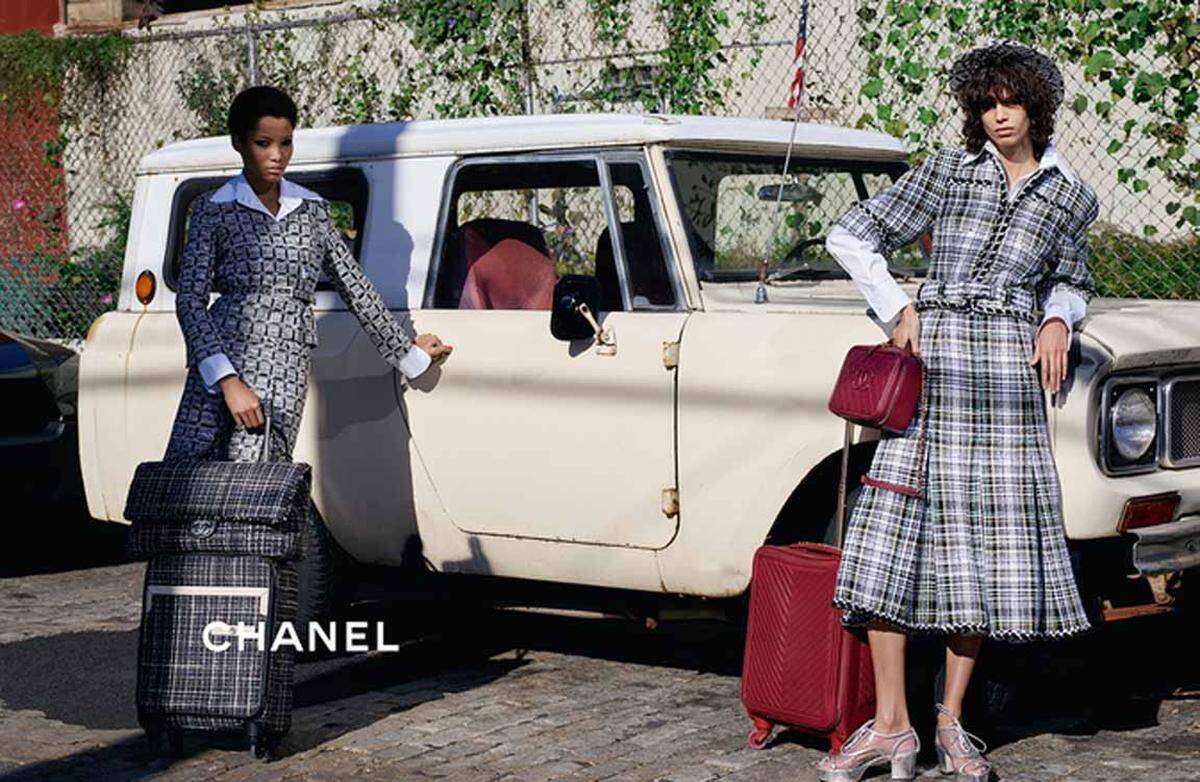 Die Kampagne des französischen Modehauses steht ganz unter dem Motto "City Western". Lineisy Montero Feliz und Mica Arganaraz wurden als Models engagiert.