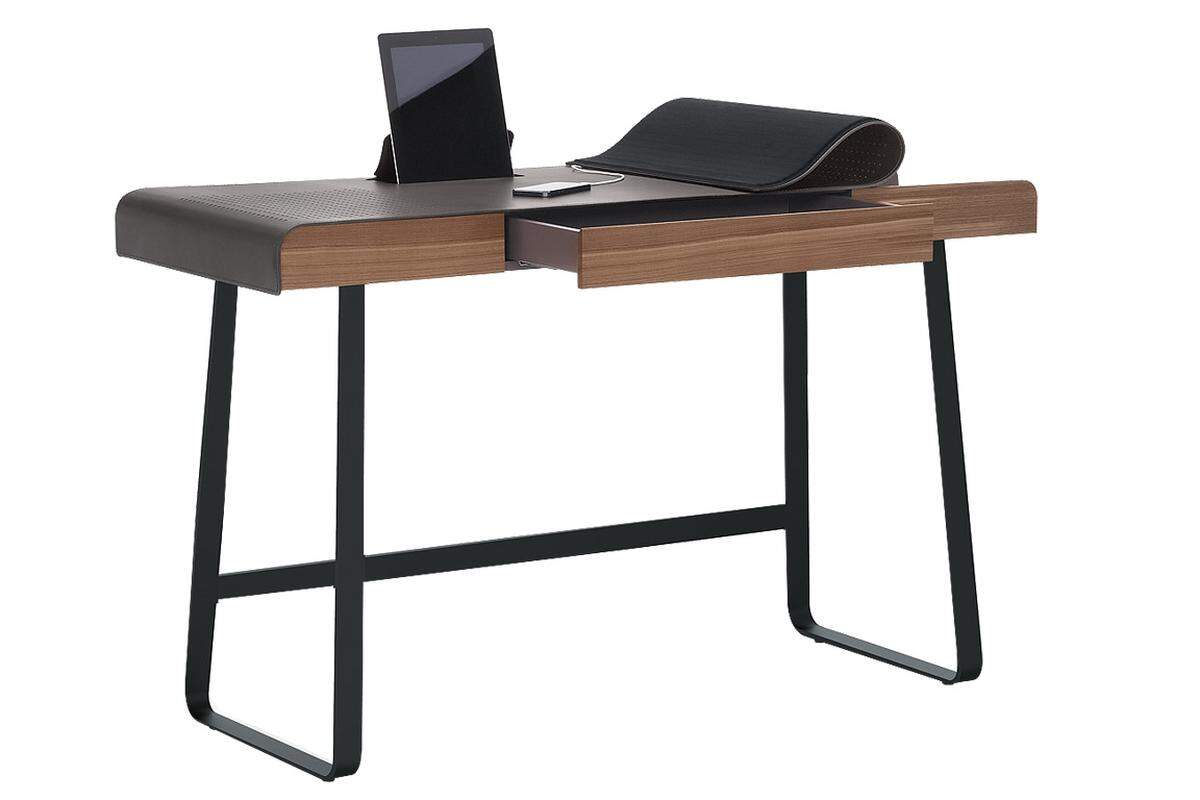 Aus Kernleder zum Klappen und Rollen ist die Oberfläche des „Pegasus Home Desk“ von Classicon, darunter gibt’s Fächer für Laptop, Tablet. www.classicon.com 