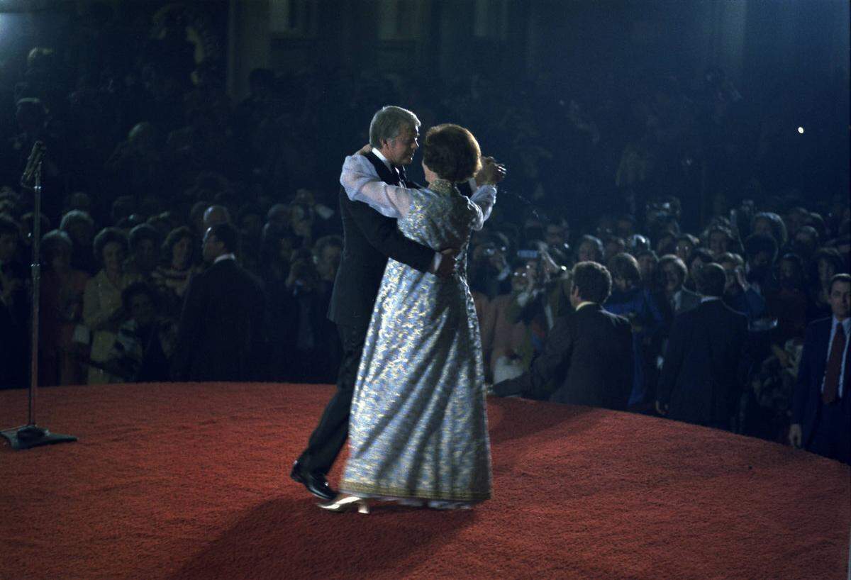Nicht ganz so begeistert waren Modekritiker von Rosalynn Carters Kleid beim Ball zur zweiten Amtseinführung ihres Mannes Jimmy Carter 1971. Sie trug dasselbe Kleid von Mary Matise für Jimmae, das sie zum gleichen Anlass bereits vier Jahre zuvor getragen hatte.