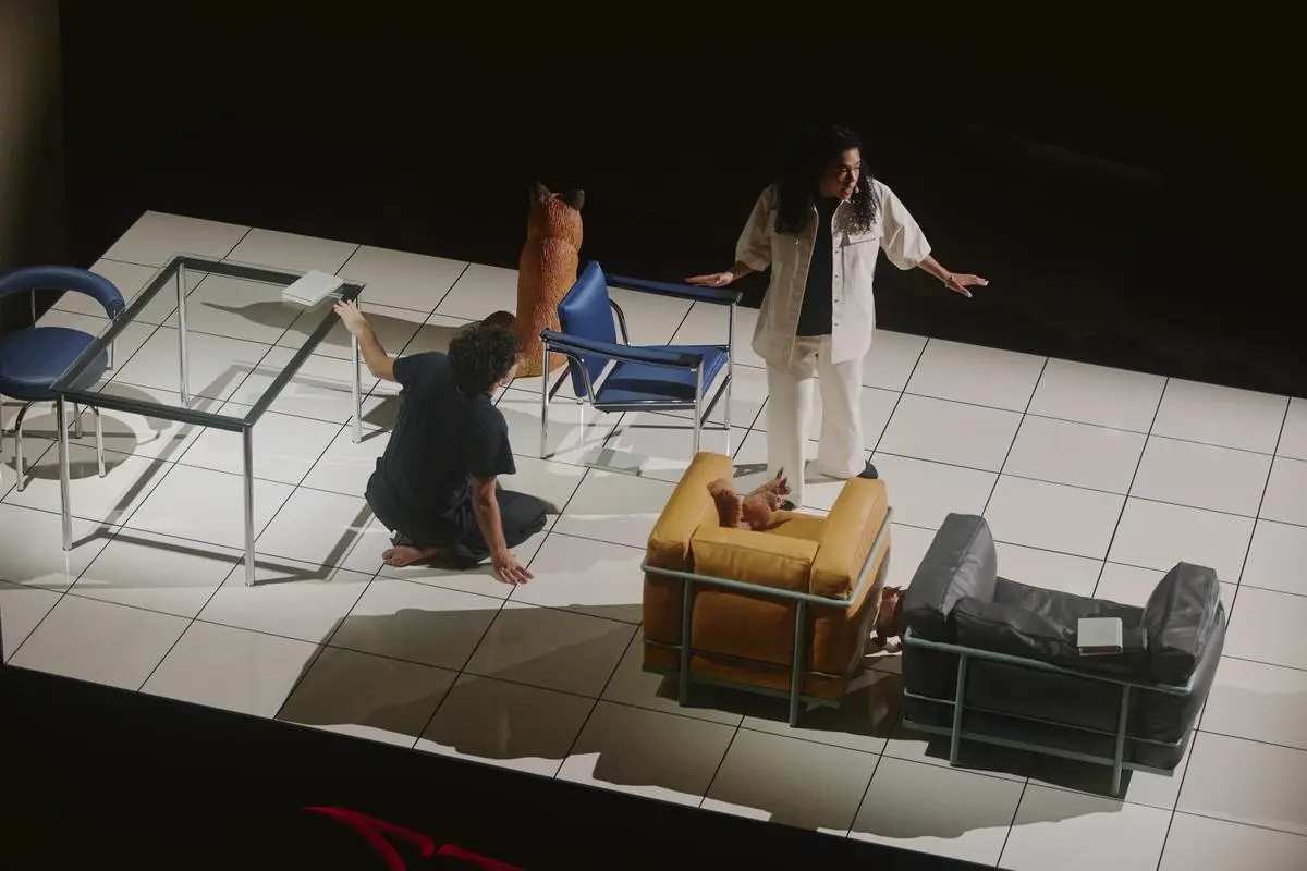 Tire of stage. In a theater, Cassina asked with a formalfantas for its own production, costumes by Jil Sander.