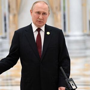 "Die Arbeit läuft ruhig, rhythmisch, die Truppen bewegen sich und erreichen die Linien, die ihnen als Etappenziele vorgegeben wurden", so der Kremlchef.