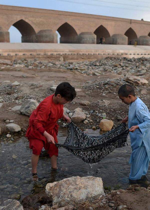 Die Menschen in Afghanistan leben nach Jahren des Krieges nun wieder unter der Herrschaft der Taliban. Das Land steckt in einer Hungerkrise.