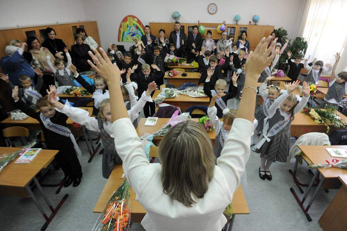 Ganz anders In Russland: Der Schulbeginn am 1. September ist ein wichtiger Feiertag, nicht nur für die Taferlklassler. Die älteren Jahrgänge rezitieren Gedichte, Lieder werden gesungen.