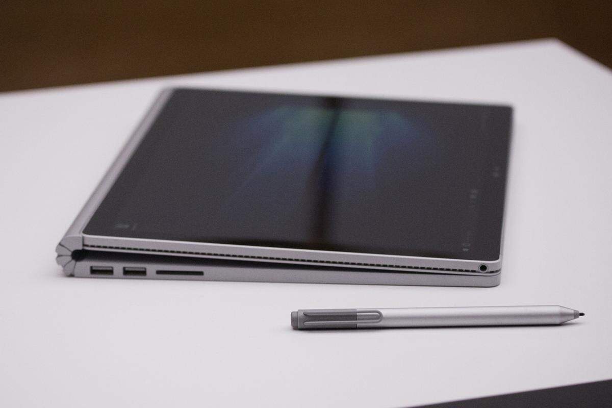 Das Surface-Book bietet zwei USB-3.0-Ports, einen Mini-Displayport, einen SD-Slot sowie einen eigenen Anschluss für die separat erhältliche Tastatur. Dieses Mal ist der Stift im Preis inbegriffen.  