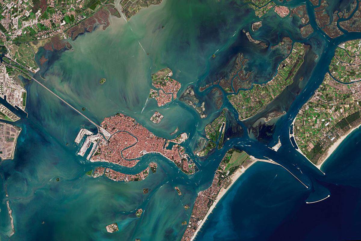 Venedig zeichnet sich nicht zuletzt durch seine Lage inmitten der umgebenden Lagune aus. Hinsichtlich Verteidigung und Zugänglichkeit für den Handel vorteilhaft, ist diese Lage angesichts des Absinkens der Stadt und des Meeresspiegelanstiegs infolge des Klimawandels ein Nachteil. Dem wird mit dem Projekt MO.S.E. begegnet, in dem die Lagune durch Schleusen von der Adria abgetrennt wird.