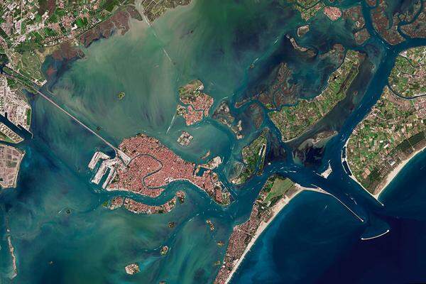 Venedig zeichnet sich nicht zuletzt durch seine Lage inmitten der umgebenden Lagune aus. Hinsichtlich Verteidigung und Zugänglichkeit für den Handel vorteilhaft, ist diese Lage angesichts des Absinkens der Stadt und des Meeresspiegelanstiegs infolge des Klimawandels ein Nachteil. Dem wird mit dem Projekt MO.S.E. begegnet, in dem die Lagune durch Schleusen von der Adria abgetrennt wird.