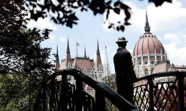 Im ungarischen Parlament will die Hilfe für illegal eingewanderte Migranten sanktionieren.