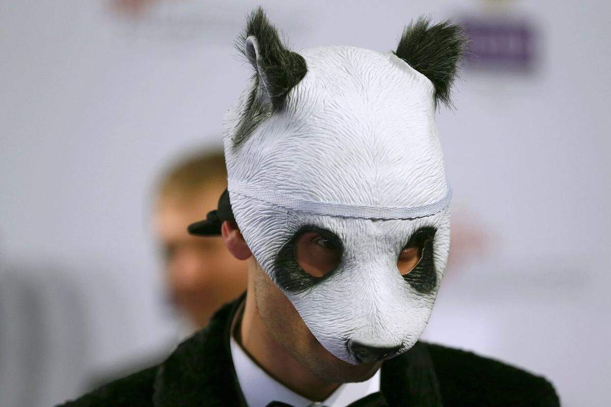 Die Panda-Maske des deutschen Rappers Cro ("Einmal um die Welt") wird ein Exponat im neuen Stadtmuseum von Stuttgart. Das Haus öffnet 2017 und trägt gerade seine Objekte zusammen. Nach Angaben aus dem Blog des Museums soll die Maske Teil des Themenbereichs "Stadtgespräche" werden, in dem es auch um die Stuttgarter Hip-Hop- und Rap-Szene geht: von den Fantastischen Vier mit "Die da" aus den 1990er-Jahren bis zum schwäbischen Panda-Rapper Cro mit seiner speziellen Mischung aus Rap und Pop, kurz Roap.August 2015
