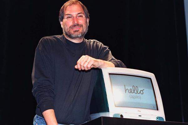 11 Jahre nachdem Jobs aus seiner mit Woz gegründeten Firma geschasst wurde, holte ihn der damalige Apple-Chef Gilbert Amelio zurück. Unter der Bedingung, dass Apple die von Jobs gegründete Firma "NeXt" kaufen könne. Untätig war er in seiner Apple-freien Zeit nicht. Das Filmstudio Pixar kaufte er ebenfalls in dieser Zeit. Nur ein Jahr nach seiner Rückkehr hatte Jobs nicht mehr den Posten eines Beraters, sondern Amelio aus seiner Position verdrängt und den Deal mit Microsoft eingefädelt, der ein Investment von 150 Millionen Dollar inkludierte. Außerdem überarbeitete er die PC-Sparte komplett.