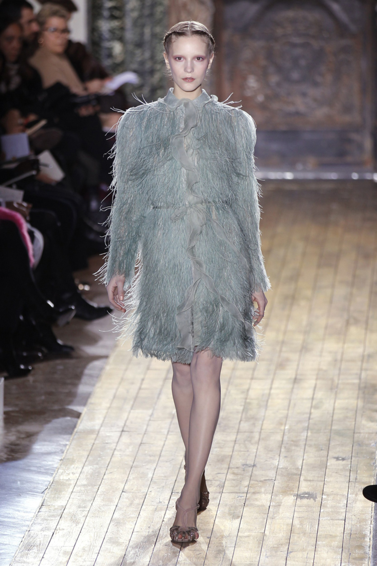 Maria Grazia Chiuri und Pier Paolo Piccioli veranstalteten ein Elfen Defilee für Valentino. Tranparenz umspielte die Mädchen, als hätte das delikate Zwirngeflecht gar nicht den Anspruch, den Körper bedecken zu wollen.