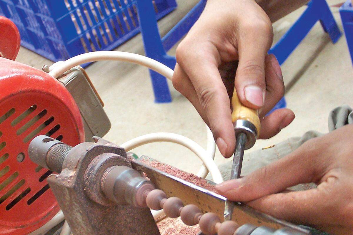 Ein Jahr müssen die Arbeiter den fachgerechten Umgang mit dem Holz erlernen.