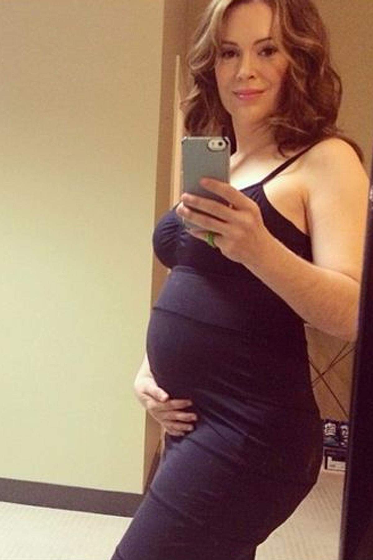 Alyssa Milano gewährte hier ihrem zweiten Kind Obdach. Auf ihrer Instagram-Seite zeigte sie sich seinerzeit zum ersten Mal mit runden Bauch: "Der dicke Bauch... #KleineMenschenTragenGroßes #NeinEsSindKeineZwillinge." Am 4. September 2014 erblickte die kleine Elizabella da Licht der Welt