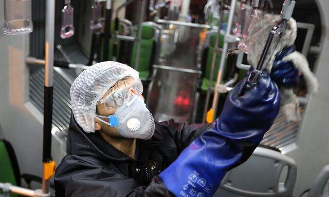 In Teheran werden Busse desinfiziert, um eine Ausbreitung des Coronavirus einzudämmen.