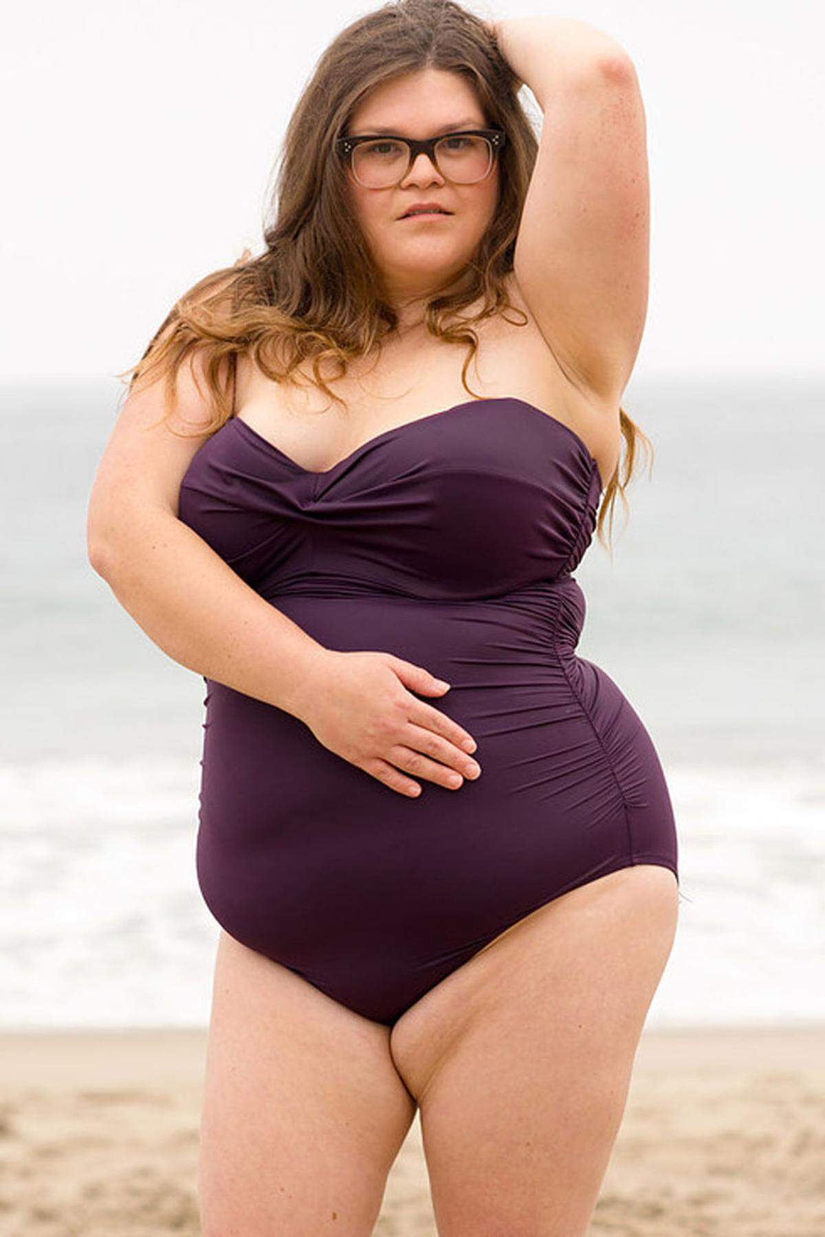 Am Stand von Malibu ließ sich Kristin im violetten Einteiler ablichten. Kristin fühlte sich im Badeanzug zwar wohl und hatte Spaß, die Pose war aber nach eigenen Angaben aber weder natürlich noch vorteilhaft.